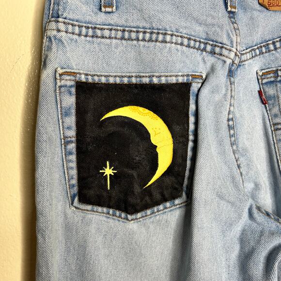 Vtg Levi's 560 Jeans 29x32 Loose Fit Tapered Celestial Hand Painted Artsy Sun - Picture 10 of 13